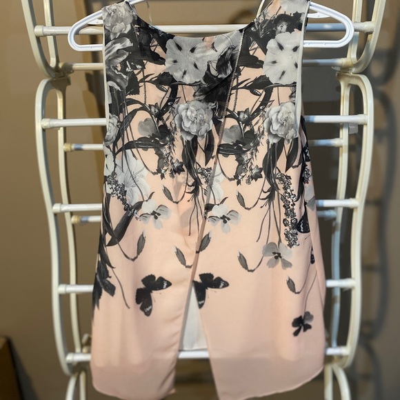 A baby pink sleeveless top - Picture 2 of 2